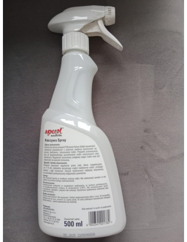 Zbliżenie etykiety z nazwą i pojemnością 500 ml