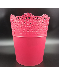 Ażurowa osłonka Lace 18 cm w kolorze malinowym z koronkowym wzorem.